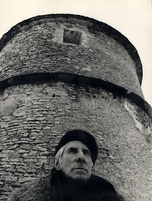 Photo d'André Patte devant le colombier