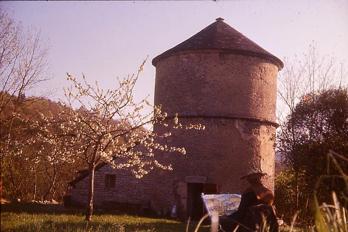 André Patte en train de peindre devant son colombier de Flavignerot