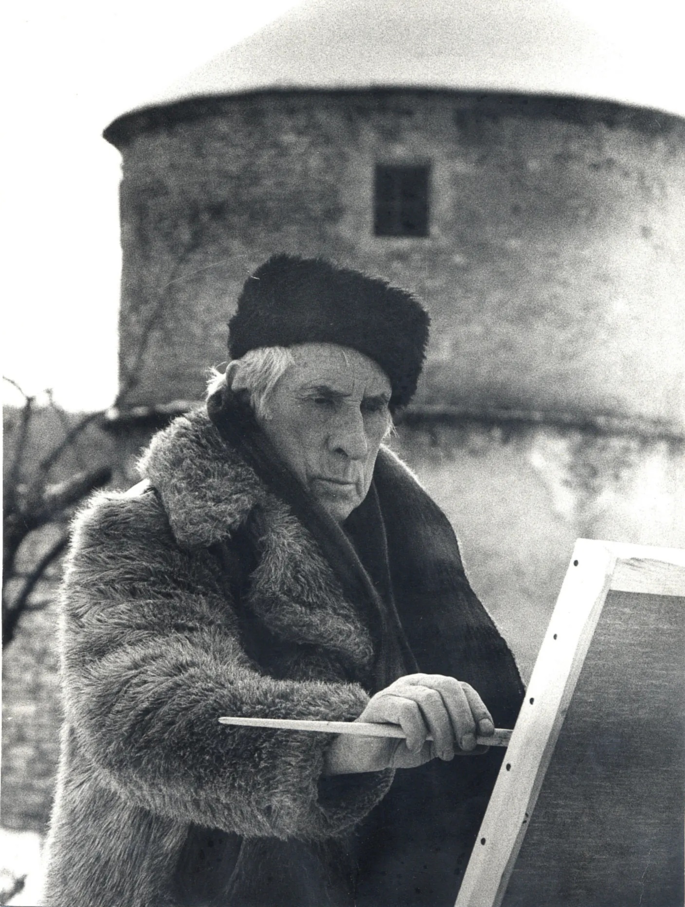 André Patte en train de peindre devant le colombier de Flavignerot